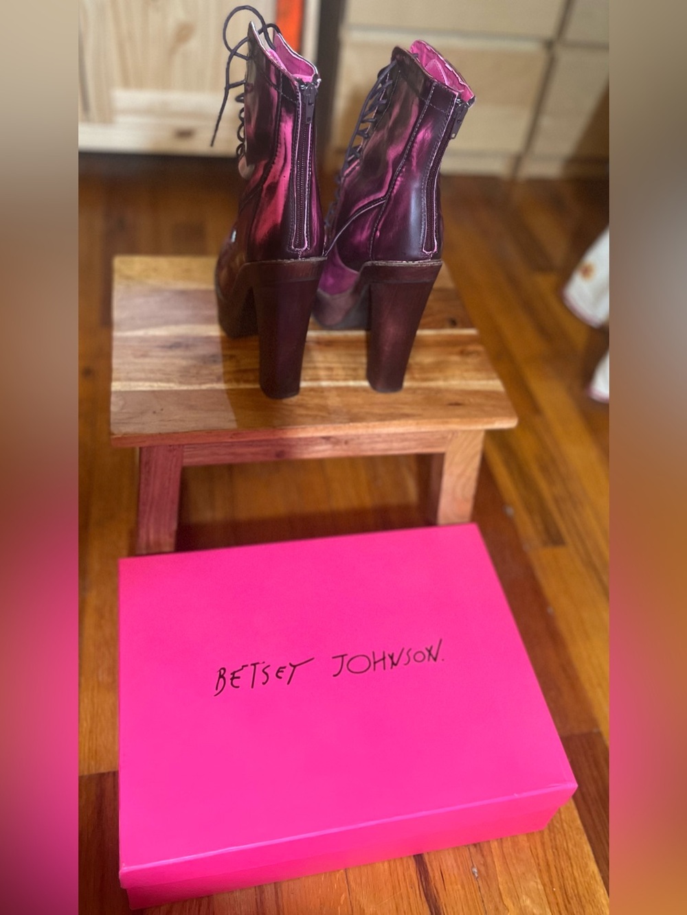 💗 Betsey Johnson Metallic Plum Leather Lace-Up Platform Pumps 👠 - Picture 5 of 8